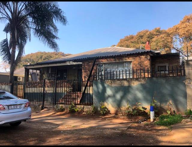 11 BEDROOM HOUSE FOR SALE IN BEZUIDENHOUT VALLEY